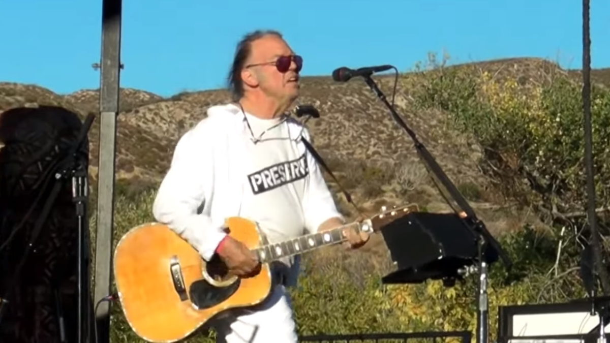 Neil Young Welcomes Norah Jones & Busts Out 'New Mama' At Harvest Moon Concert
