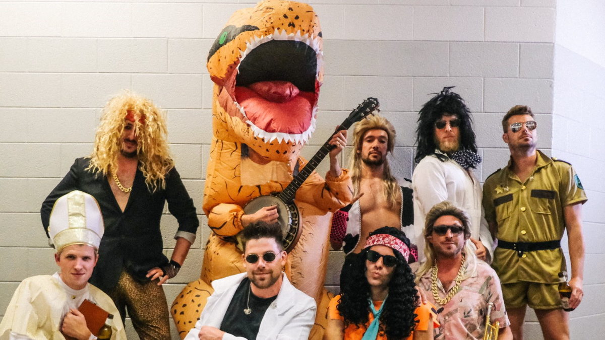 Mumford & Sons Open For Themselves With Cover-Filled Set In Phoenix