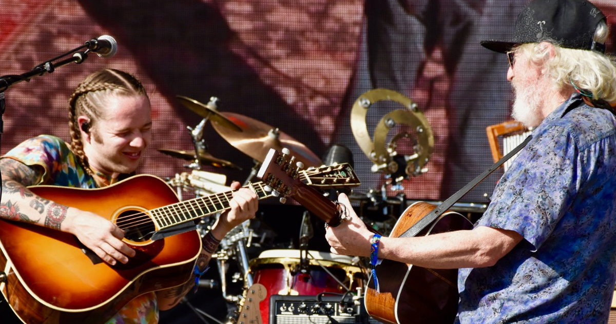 Billy Strings Joins The String Cheese Incident At Hulaween