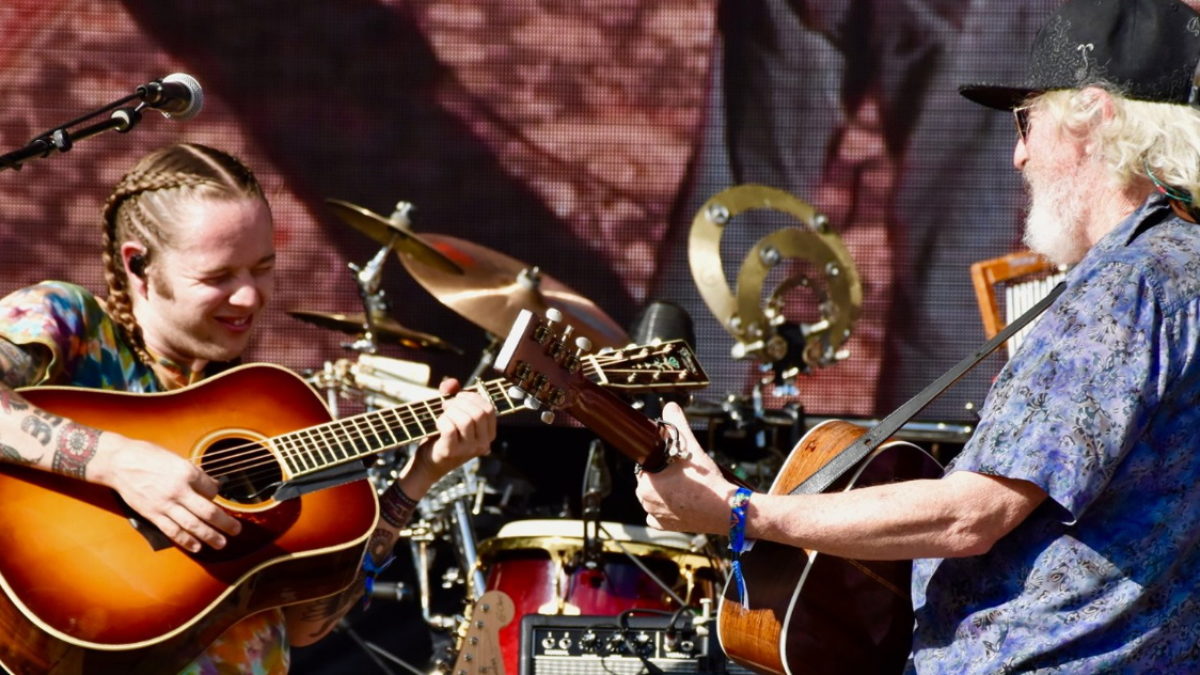 Billy Strings Joins The String Cheese Incident At Hulaween