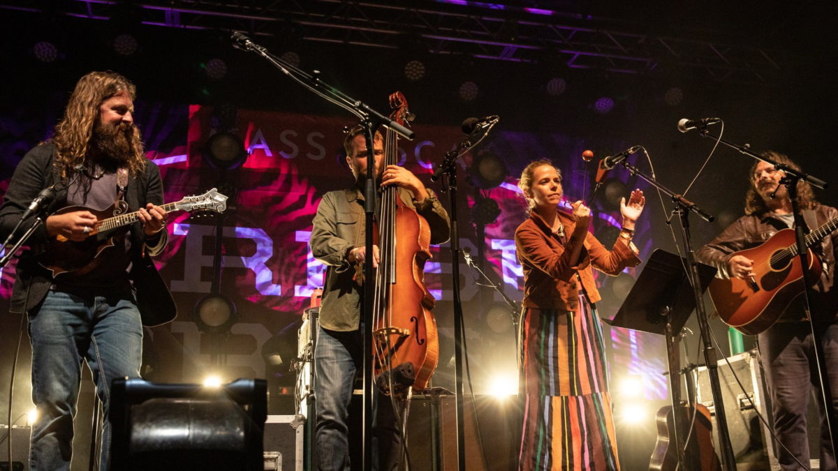 Greensky Bluegrass & Aoife O’Donovan Perform ‘Atlantic City’ At FreshGrass: Pro-Shot Video