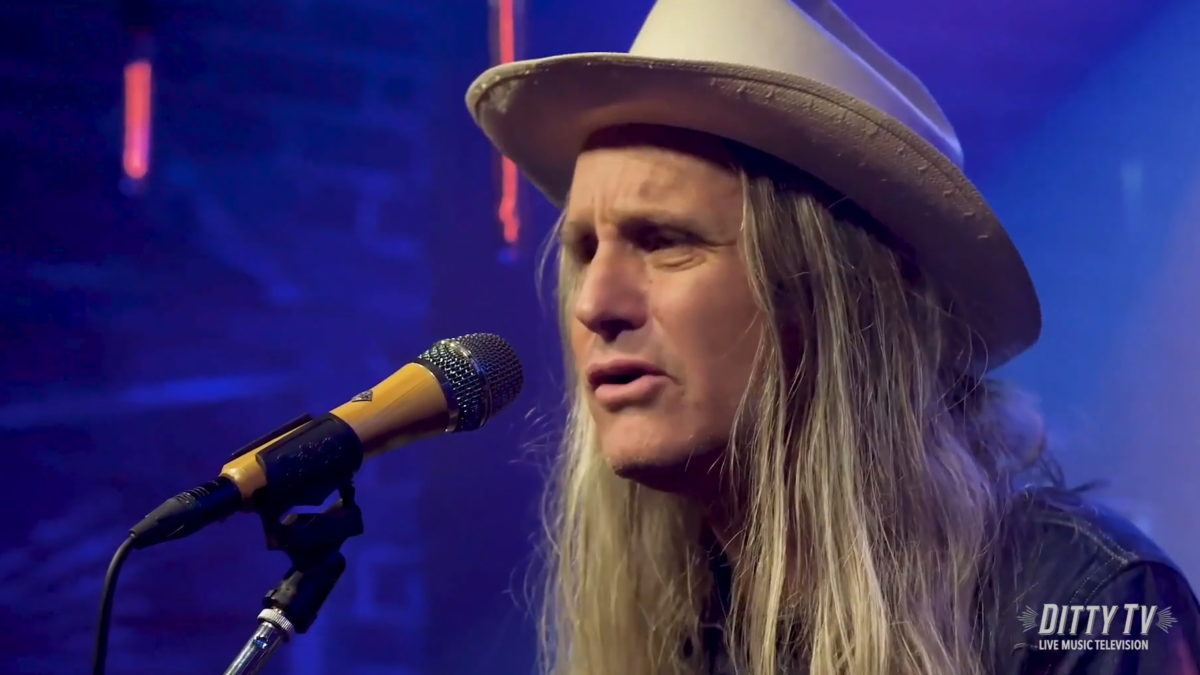 Steve Poltz Performs For Ditty TV