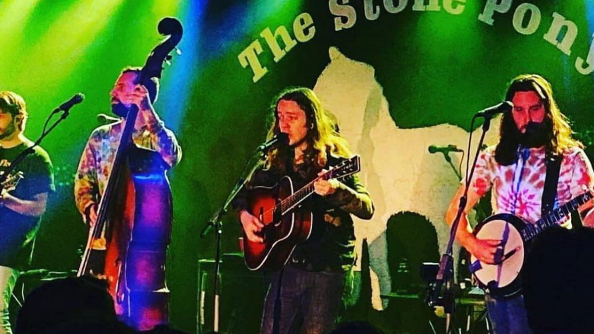 Billy Strings Covers Bon Jovi At The Stone Pony