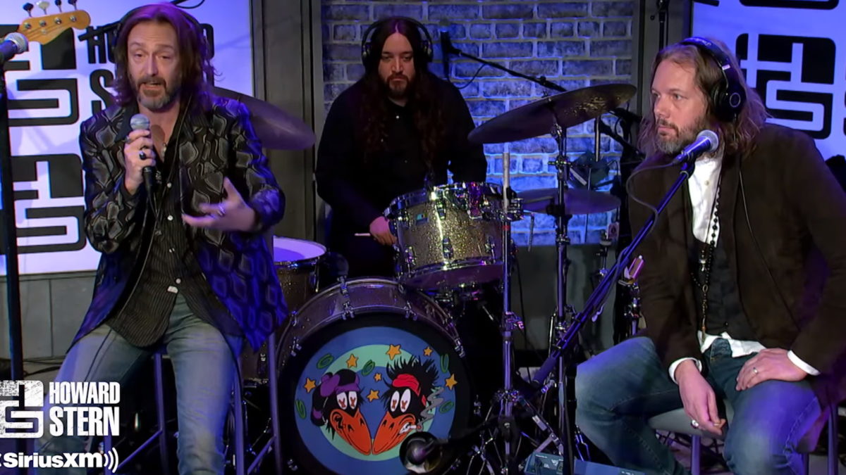 Watch The Black Crowes’ Chris & Rich Robinson Announce Reunion On ‘The Howard Stern Show’