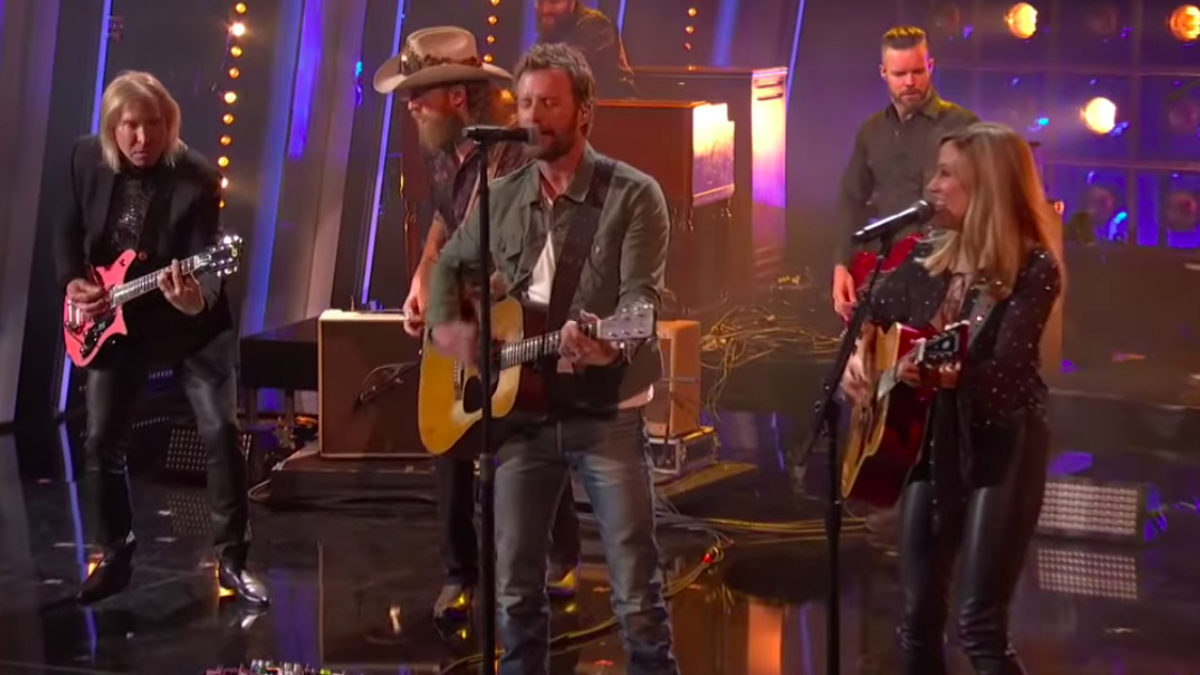Sheryl Crow, Joe Walsh & More Honor Kris Kristofferson At CMA Awards