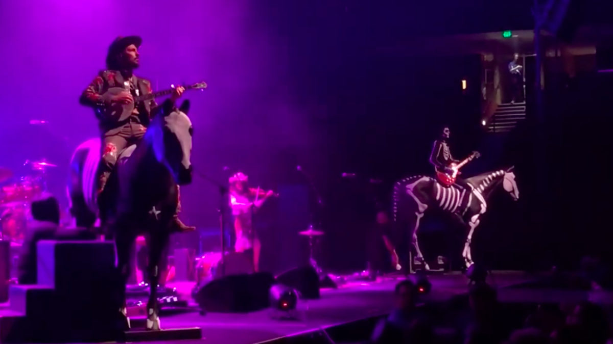 The Avett Brothers Open Halloween Show On ‘Horses’
