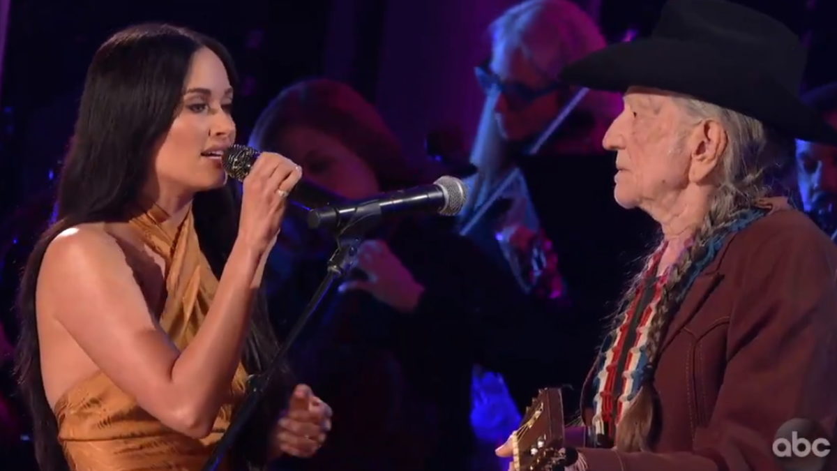 Willie Nelson & Kacey Musgraves Perform ‘Rainbow Connection’ At CMAs