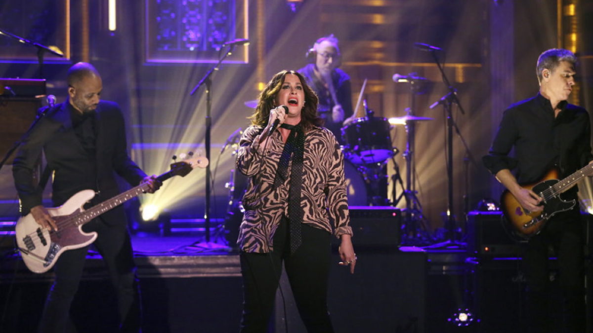 Alanis Morissette Appears On 'Fallon' & Busks At New York City Subway Station