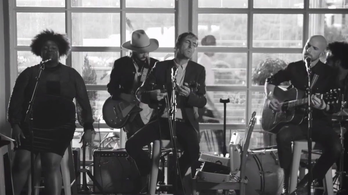 Andrew Bird Performs ‘Cracking Codes’ With Yola: Pro-Shot Video