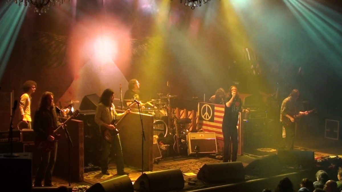The Black Crowes Pay Tribute To The Band On This Date In 2010