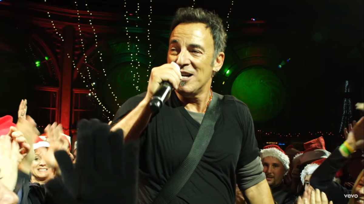 Bruce Springsteen Covers ‘Blue Christmas’ In 2010: Pro-Shot Video