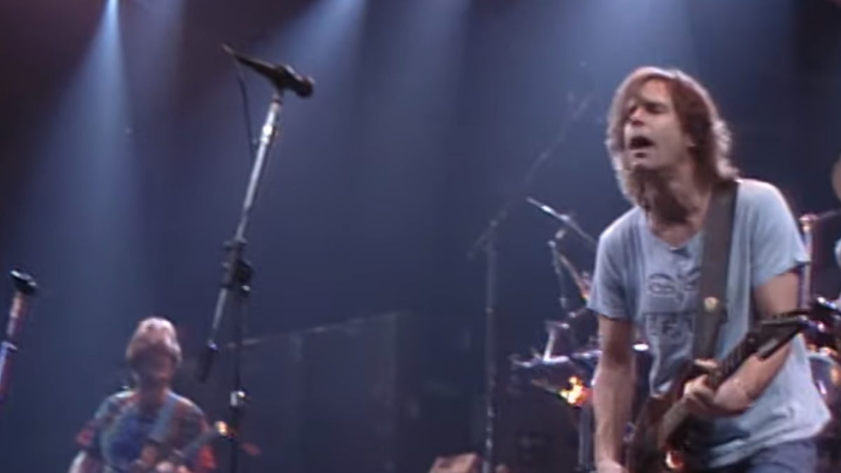 Grateful Dead Performs 'Throwing Stones' On New Year's Eve 1987: Pro-Shot Video