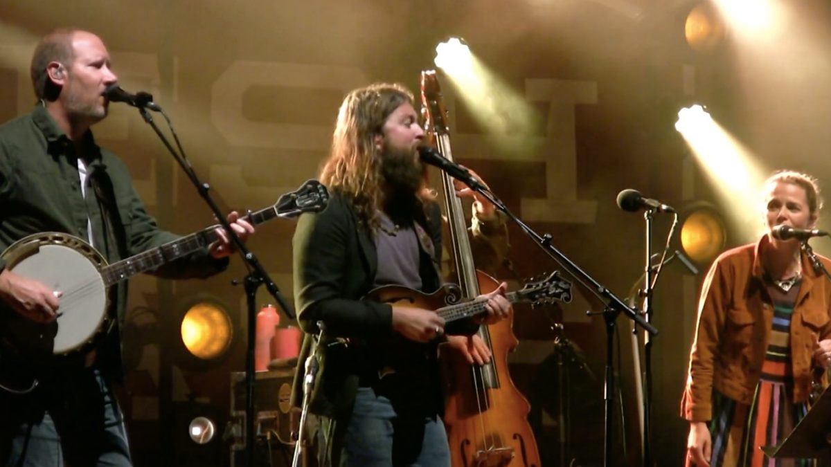 Greensky Bluegrass & Aoife O’Donovan Perform ‘Merely Avoiding’ At FreshGrass: Pro-Shot Video