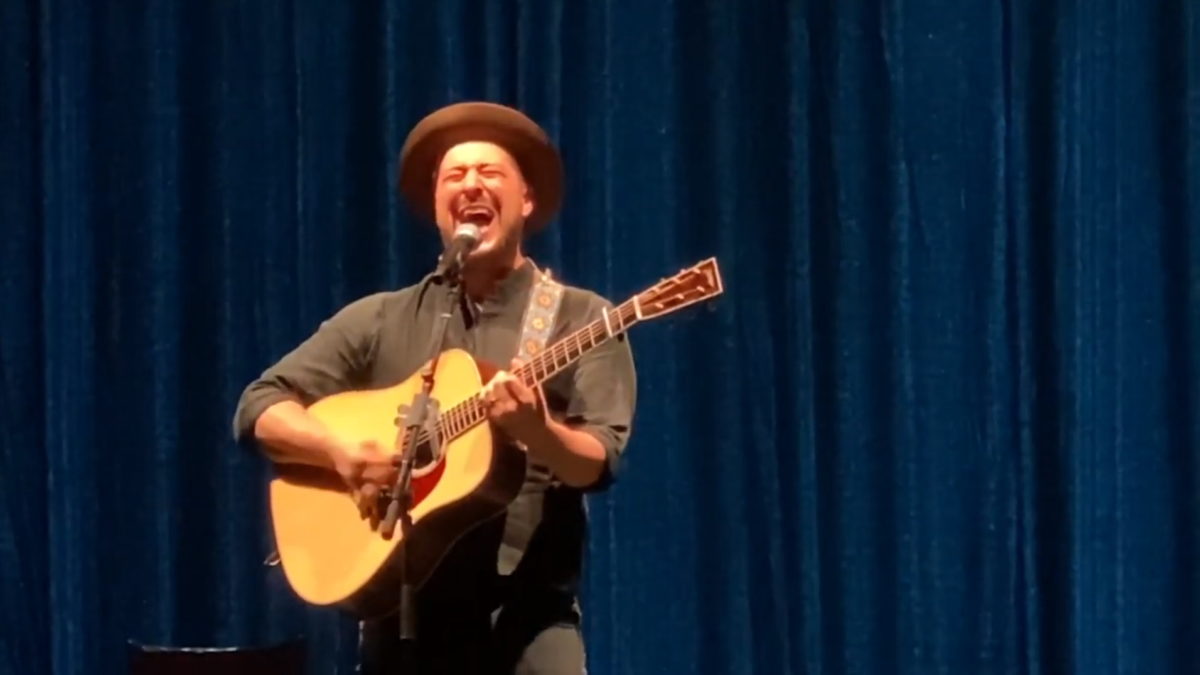 Mumford & Sons Debut ‘October Skies’ During Acoustic Set At Beacon Theatre