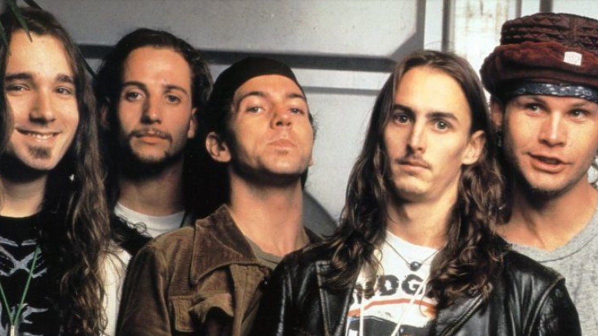 Pearl Jam Borrows Grateful Dead Stage At Legendary Soldier Field Gig In 1995