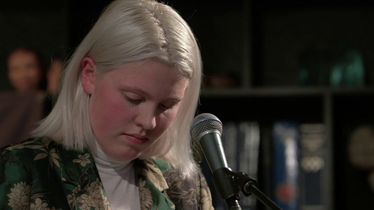 Between Mountains - In The Dark (Live on KEXP)