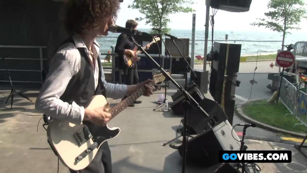 Oli Brown Band Performs "Here I Am" at Gathering of the Vibes 2011