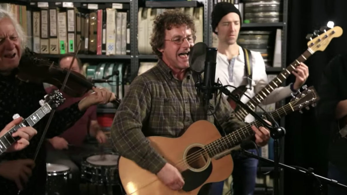 Railroad Earth Performs Live For Paste