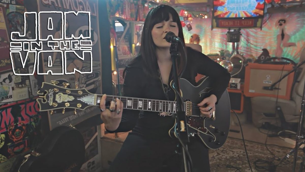 LAURA JEAN ANDERSON - "Happy Together" (Live at JITV HQ in Los Angeles, CA 2018) #JAMINTHEVAN