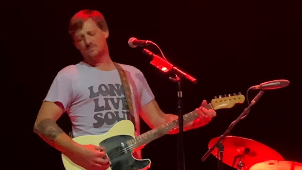 Sturgill Simpson Covers ‘Bell Bottom Blues’ In London