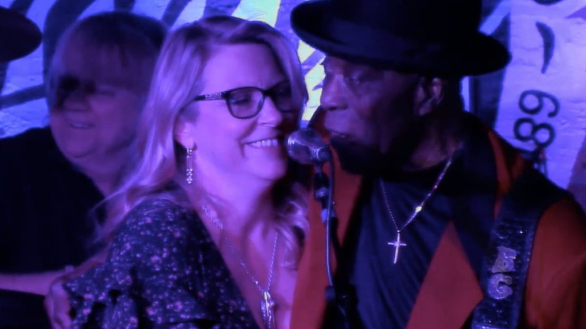 Tedeschi Trucks Band Goes Acoustic & Jams With Buddy Guy In Chicago