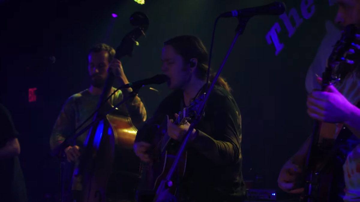 Billy Strings Performs 17-Minute ‘Meet Me At The Creek’: Pro-Shot Video