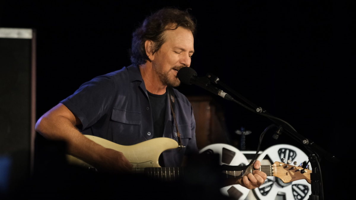 Eddie Vedder Dedicates Song To Kobe Bryant & Family In Miami