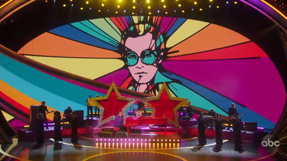 Elton John Performs '(I'm Gonna) Love Me Again' Live At Oscars 2020