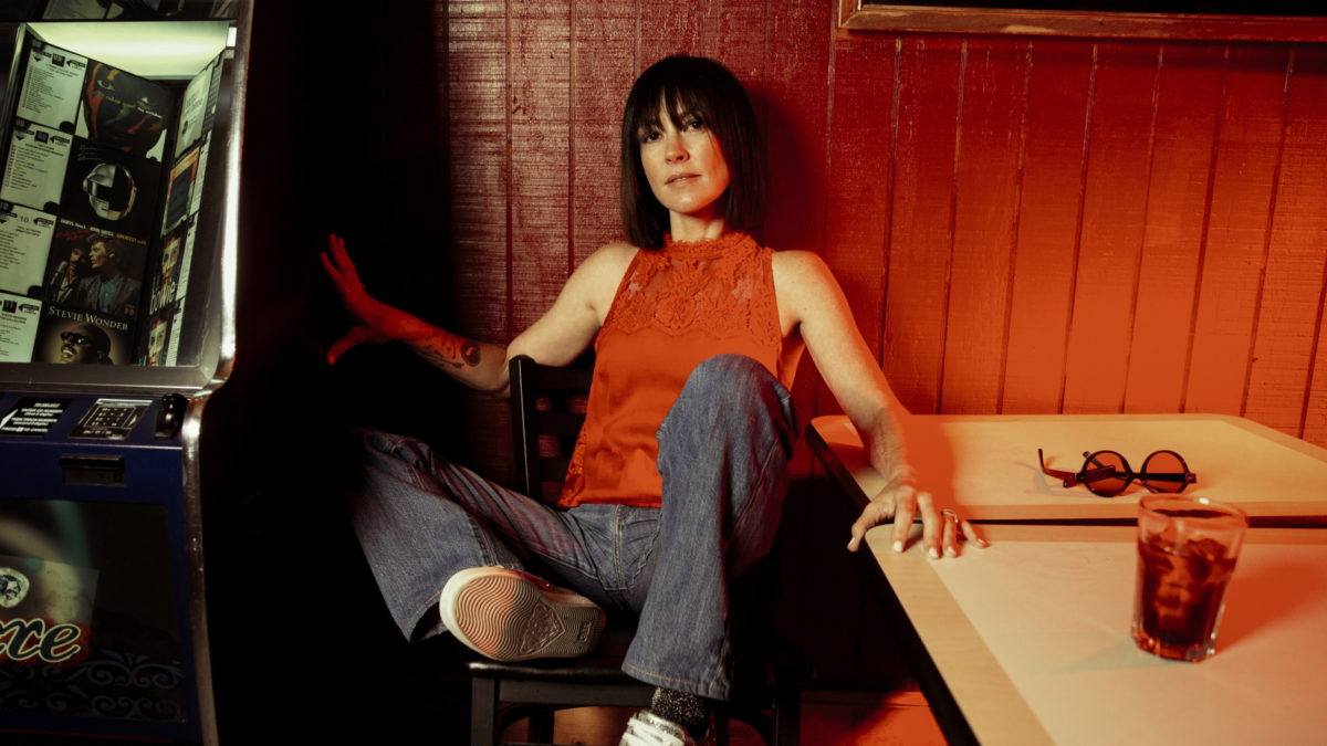 Amanda Shires Shares ‘Golf On TV’ Cover