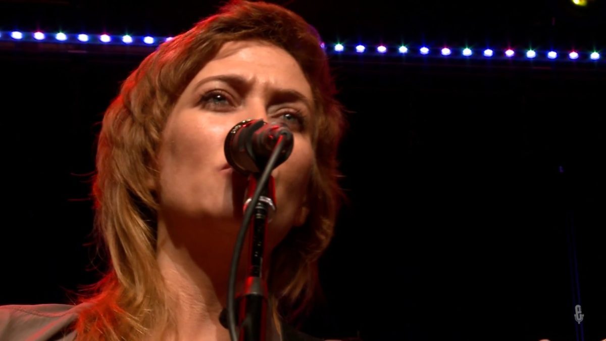 Angel Snow - Lie Awake (eTown webisode #1374)