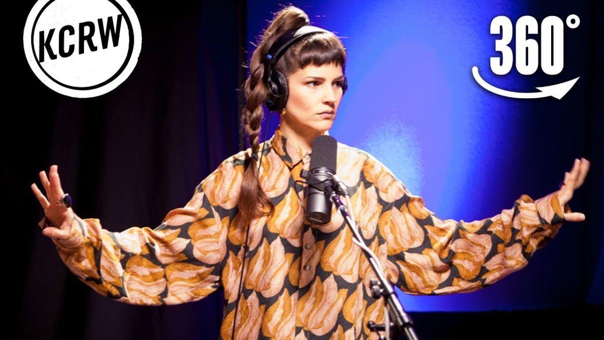 Buscabulla Performing "Frío" in KCRW 360