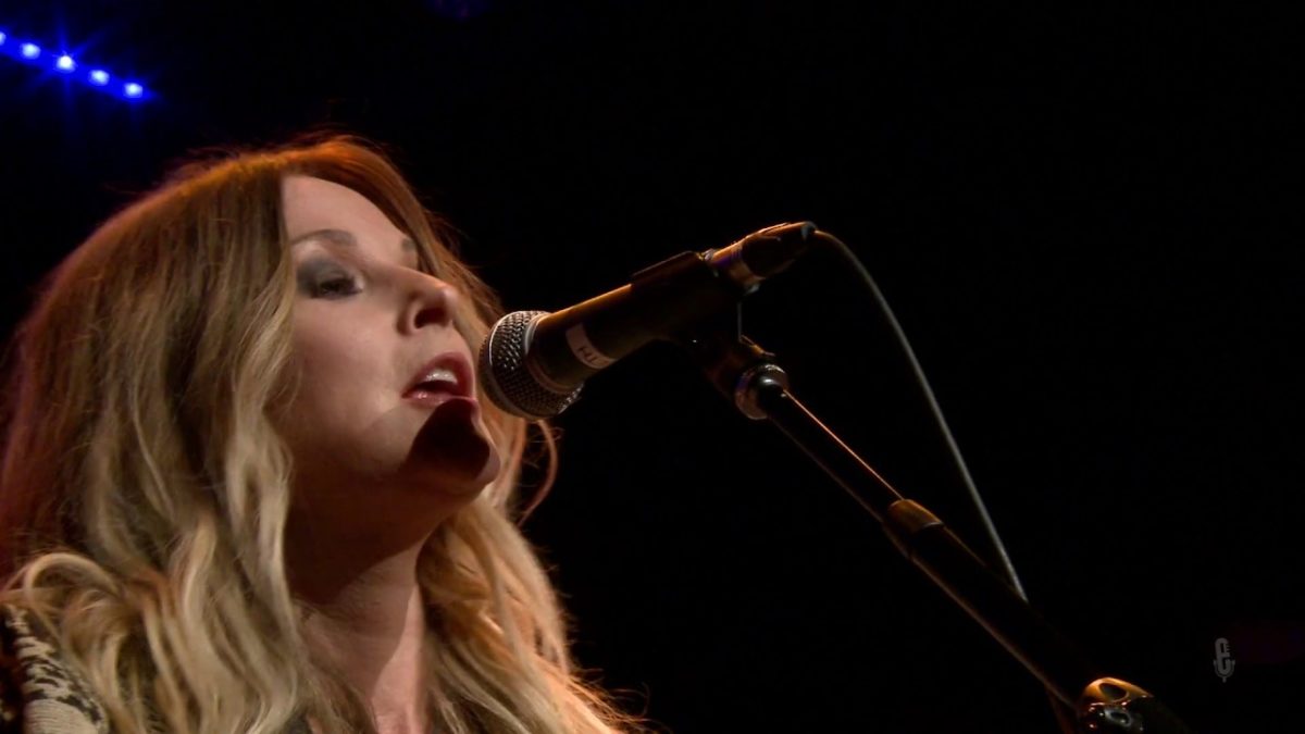 Elizabeth Cook - Heroin Addict Sister (eTown webisode #1109)