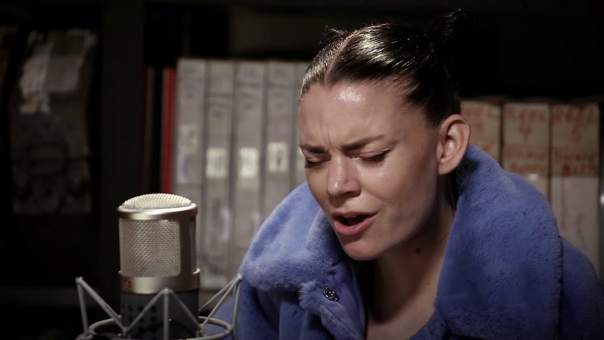 Frida Sundemo - Gold - 9/19/2017 - Paste Studios, New York, NY
