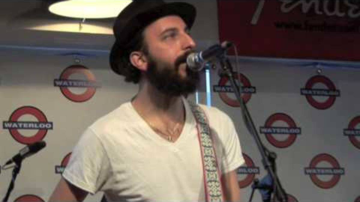 Herman Dune Perform "Here It Is" In Tribute To Leonard Cohen