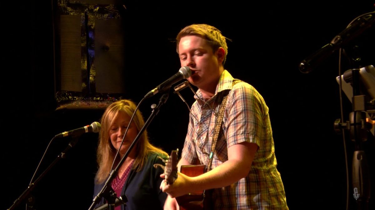John Fullbright - Moving (eTown webisode #1263)
