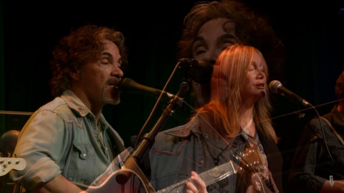 John Oates - Maneater (eTown webisode #1364)
