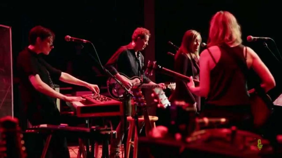 Katie Herzig - "Frequencies" (eTown webisode #710)
