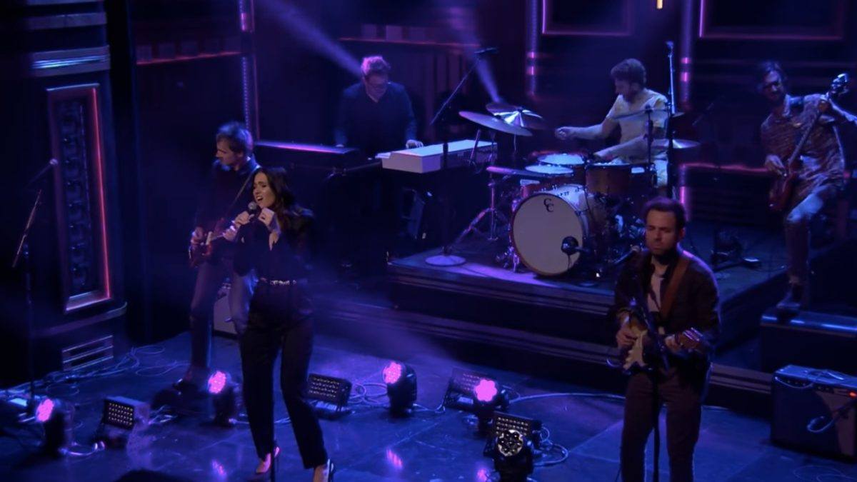 Mandy Moore Performs With Members Of Dawes On ‘Fallon’
