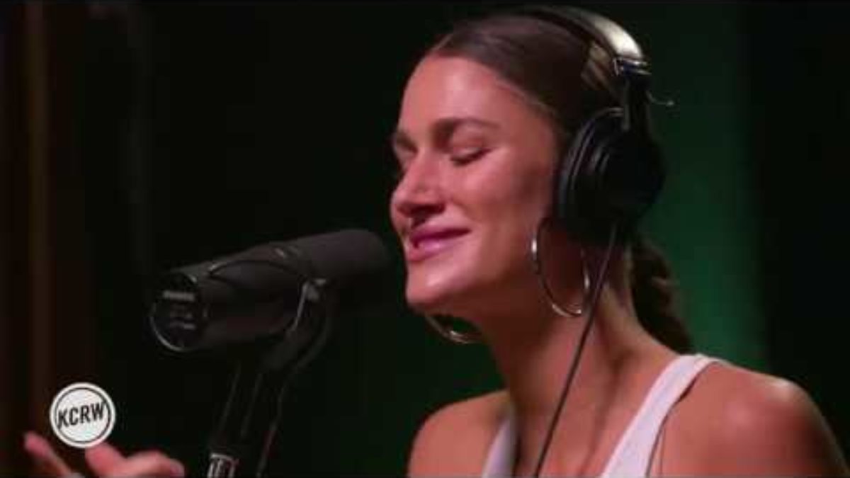 Niia performing "Sideline" Live on KCRW