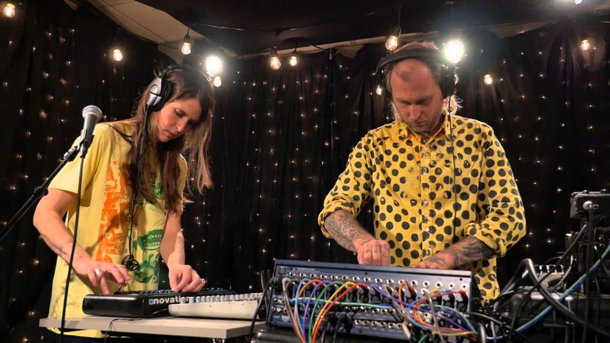 Peaking Lights - New Grrls (Live on KEXP)