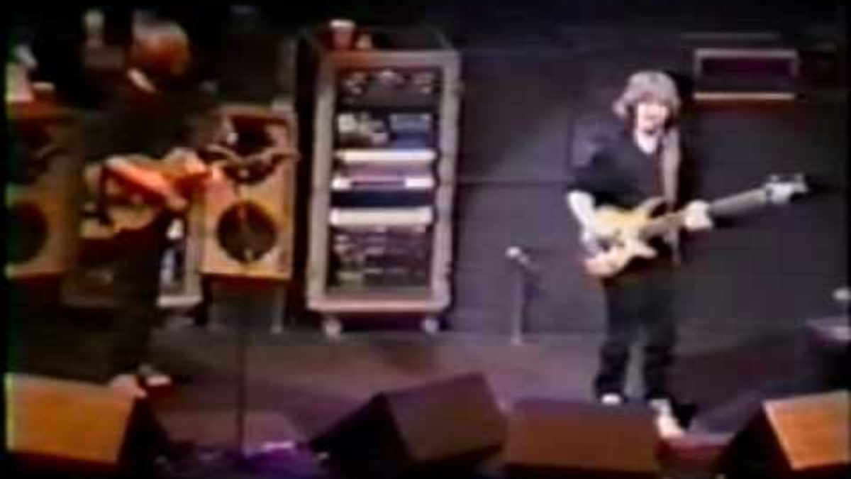 Phish 1996-12-30 Funky Bitch w/ PA problems and miming