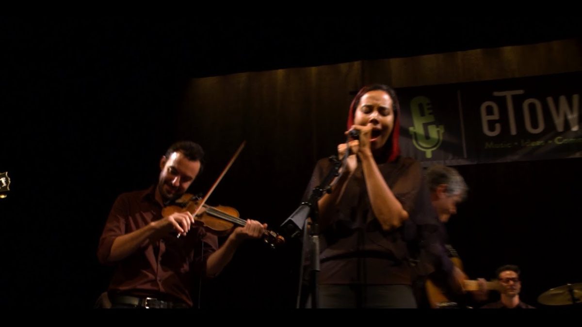 Rhiannon Giddens, Dirk Powell & Friends - I Won’t Back Down (Live on eTown)