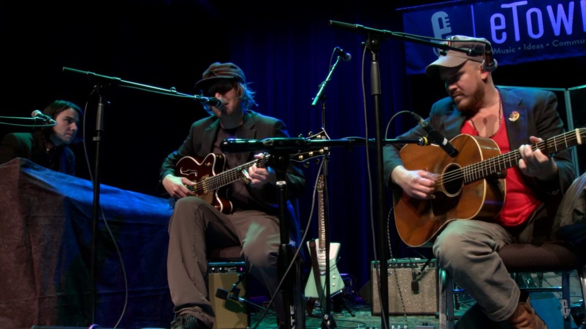 The Pines - Aerial Ocean (eTown webisode #1067)