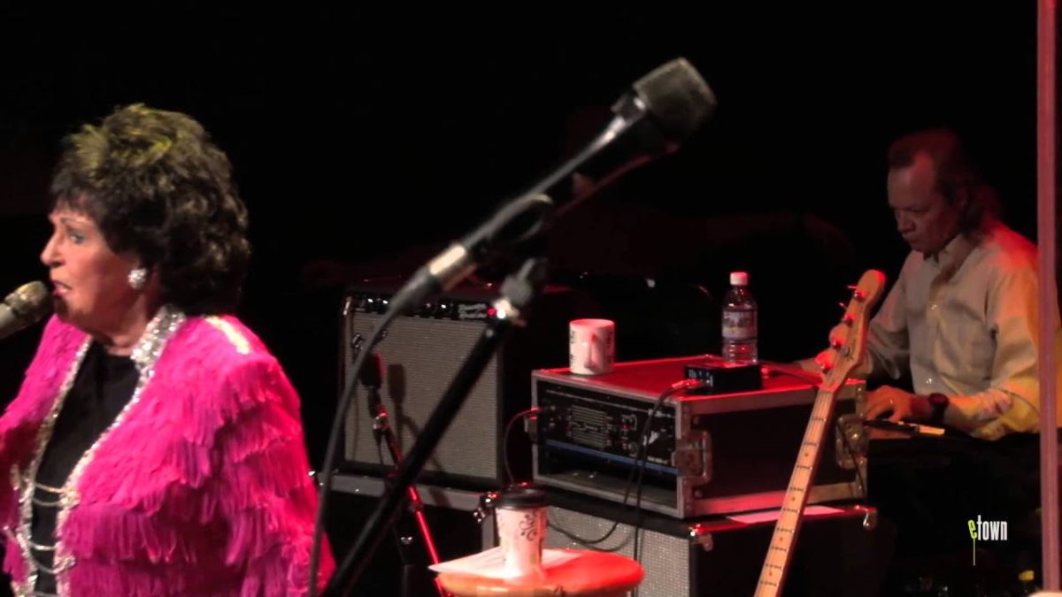 Wanda Jackson - "Let's Have A Party" (eTown webisode #547)