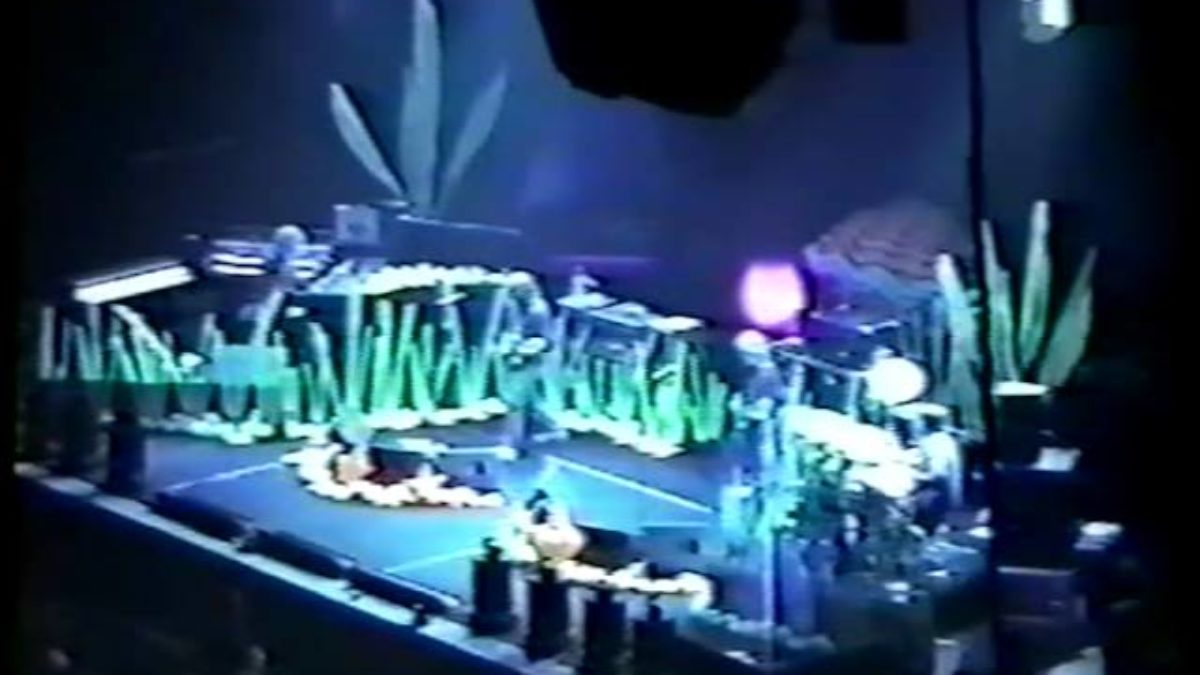 1993-12-29 - New Haven Veterans Memorial Coliseum - Set1