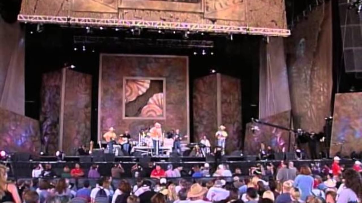 Alan Jackson - It Must Be Love (Live at Farm Aid 2000)
