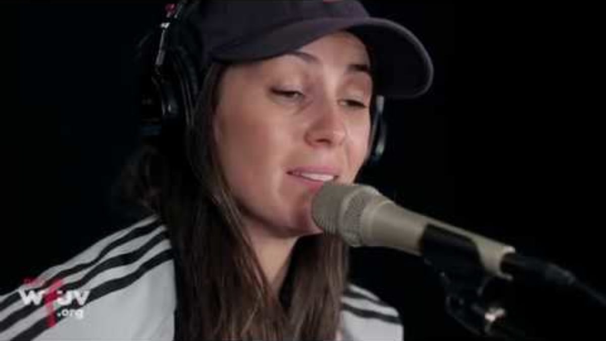Amy Shark - "Weekends" (Live at WFUV)