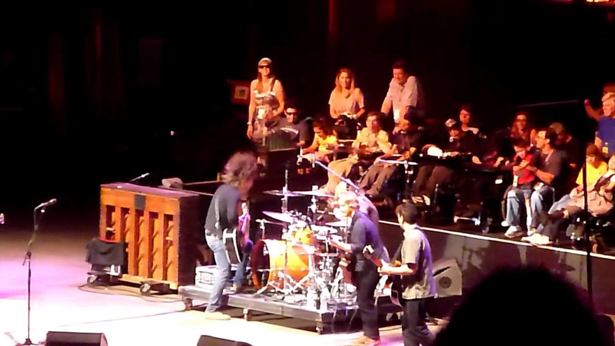 Dave Grohl and Taylor Hawkins jamming 10.23.11 Bridge School Benefit Foo Fighters