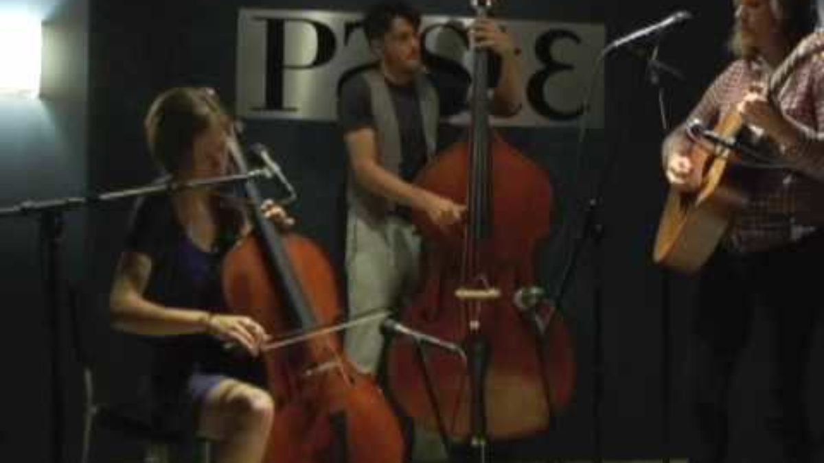 Annie and the Beekeeper "Like a Dog" live at Paste