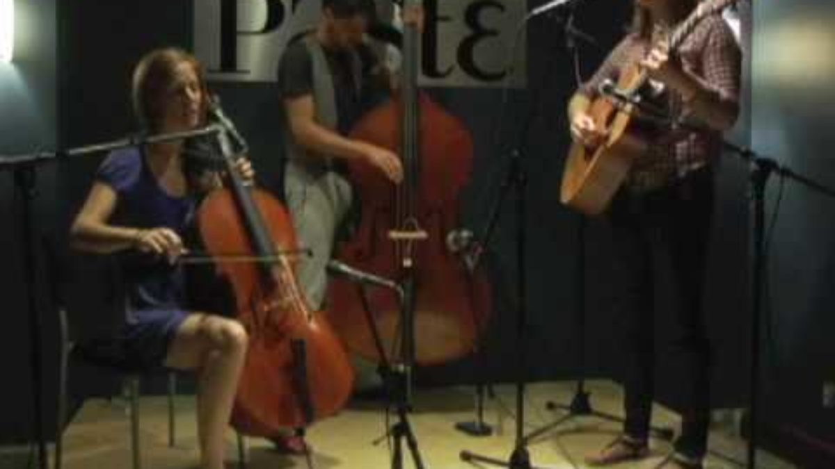 Annie and the Beekeepers "Again and Again" live at Paste